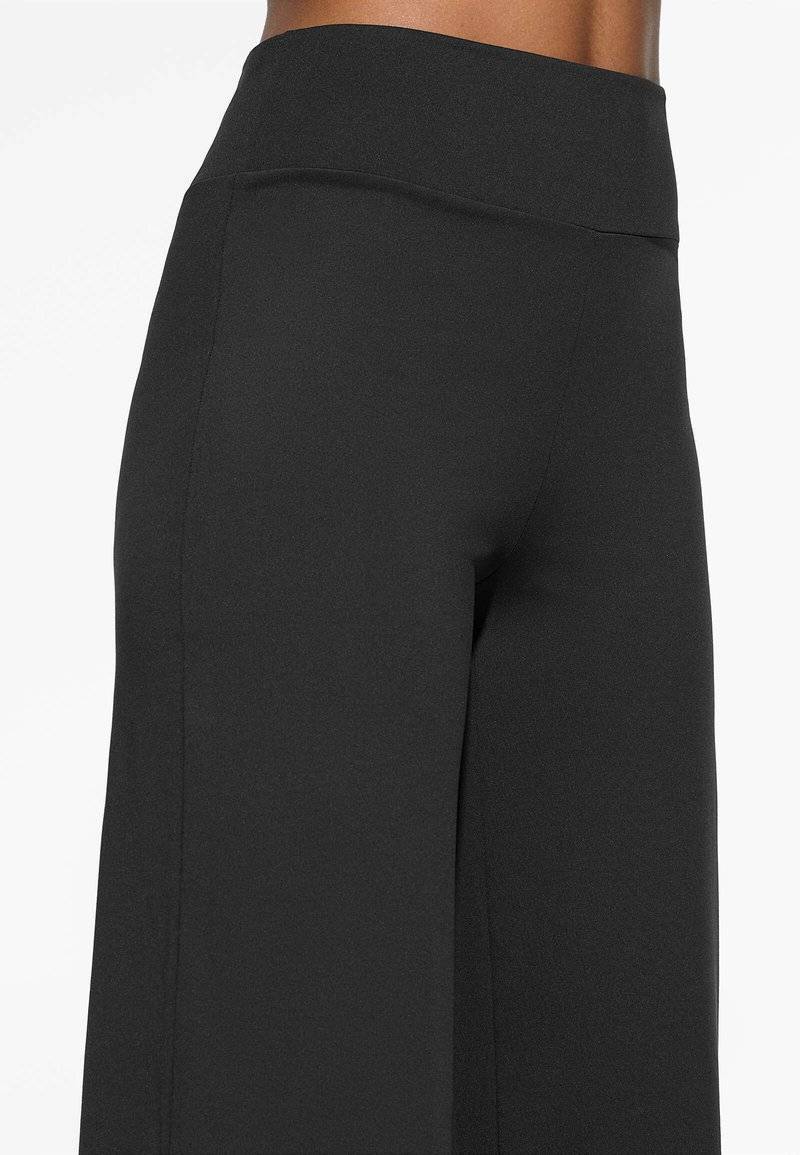 OYSHO OYSHO HIGH-RISE COMFORTLUX STRAIGHT-LEG - Trousers - black Rabatt
