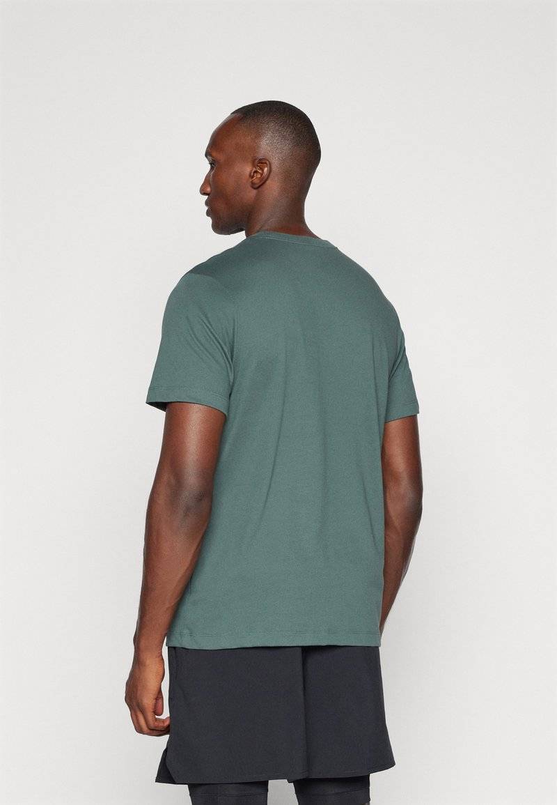 Nike Performance Nike Performance TEE CREW SOLID - Sports T-shirt - vintage green Vatertagsangebot