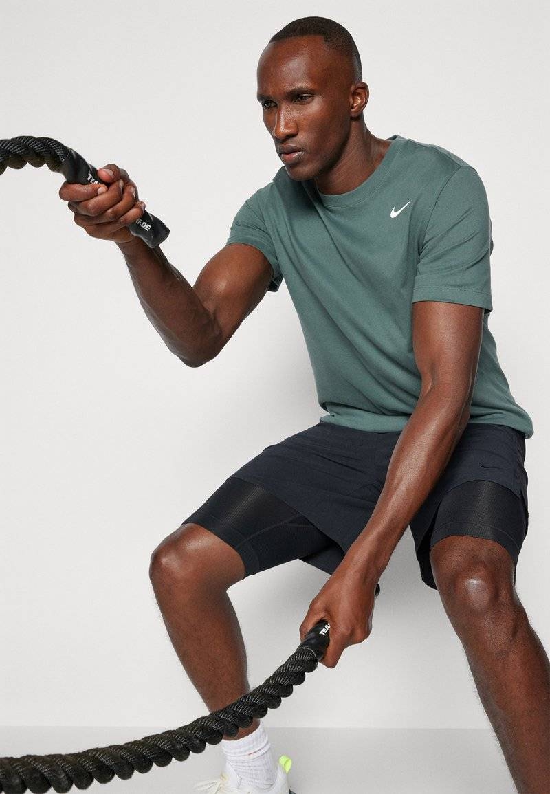 Nike Performance Nike Performance TEE CREW SOLID - Sports T-shirt - vintage green Vatertagsangebot