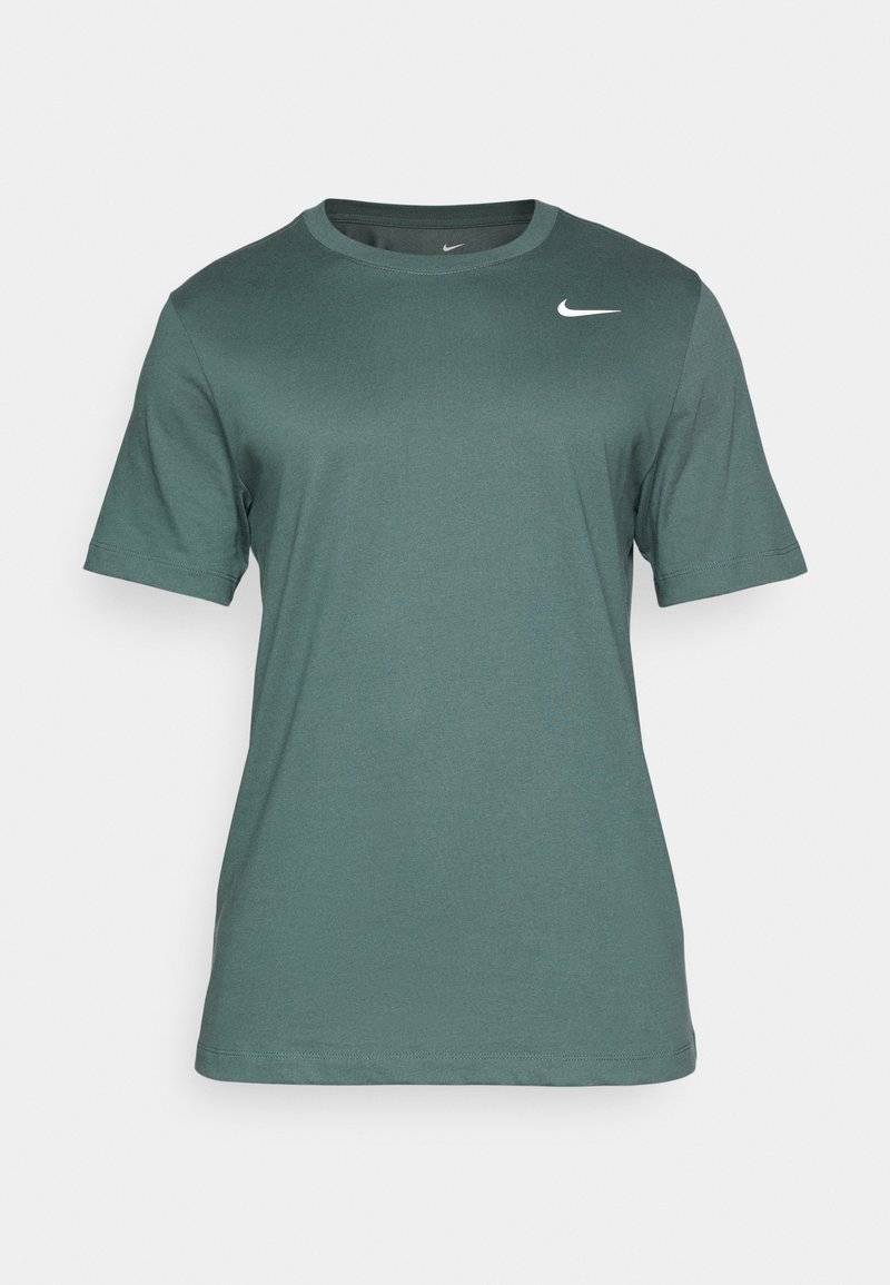 Nike Performance Nike Performance TEE CREW SOLID - Sports T-shirt - vintage green Vatertagsangebot