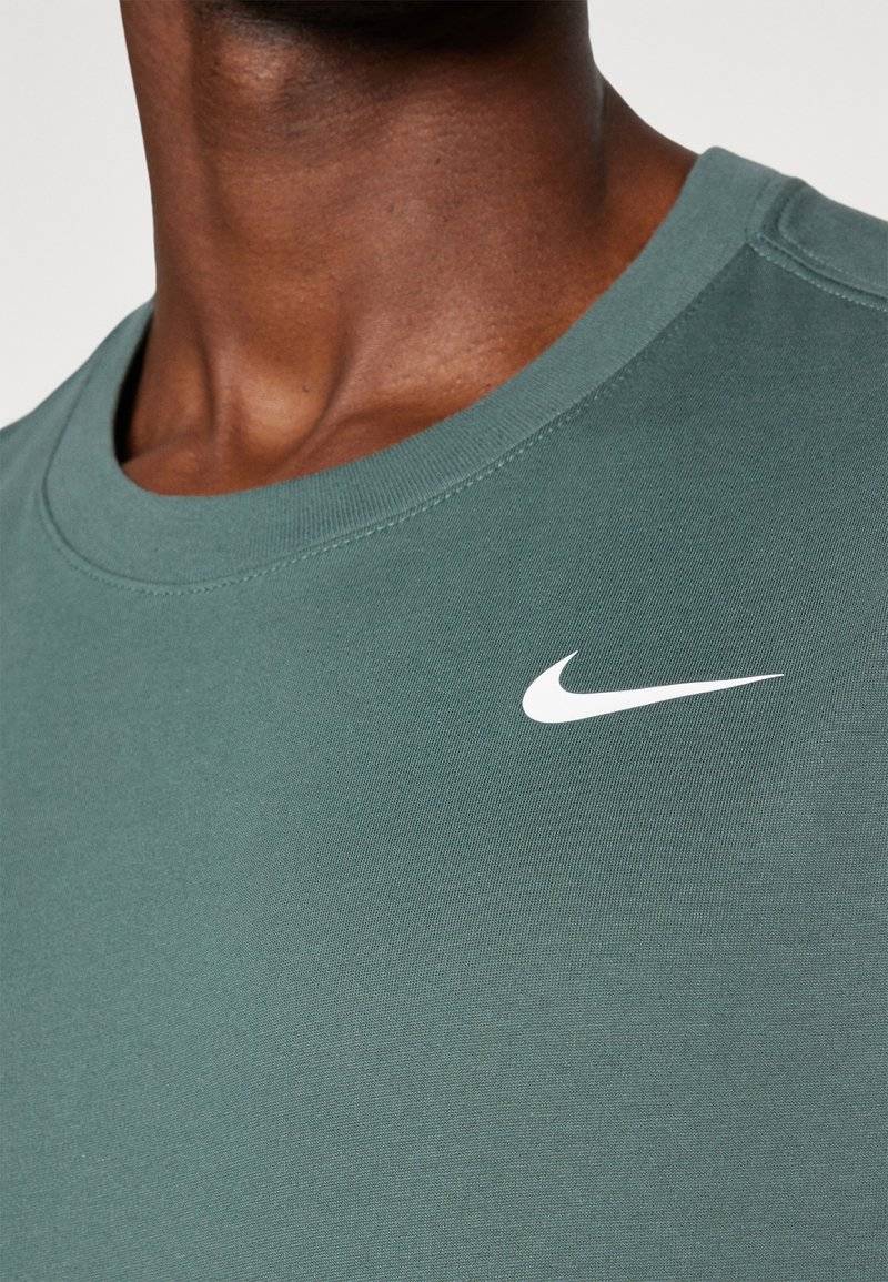 Nike Performance Nike Performance TEE CREW SOLID - Sports T-shirt - vintage green Vatertagsangebot