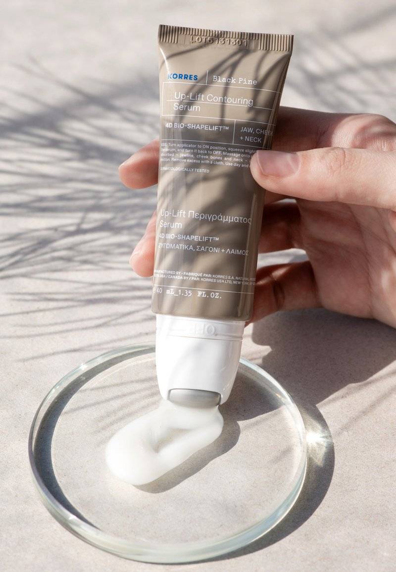 KORRES KORRES BLACK PINE 4D BIOSHAPELIFT™ FIRMING AND RE-CONTOURING SERUM - Serum Lagerräumung