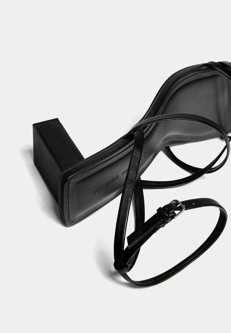 PULL&BEAR PULL&BEAR WITH CROSSOVER STRAPS - Sandals - black Saisonschlussverkauf