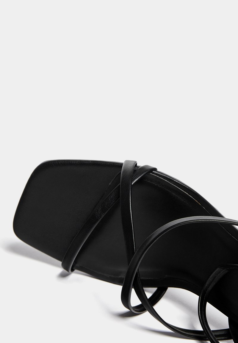 PULL&BEAR PULL&BEAR WITH CROSSOVER STRAPS - Sandals - black Saisonschlussverkauf
