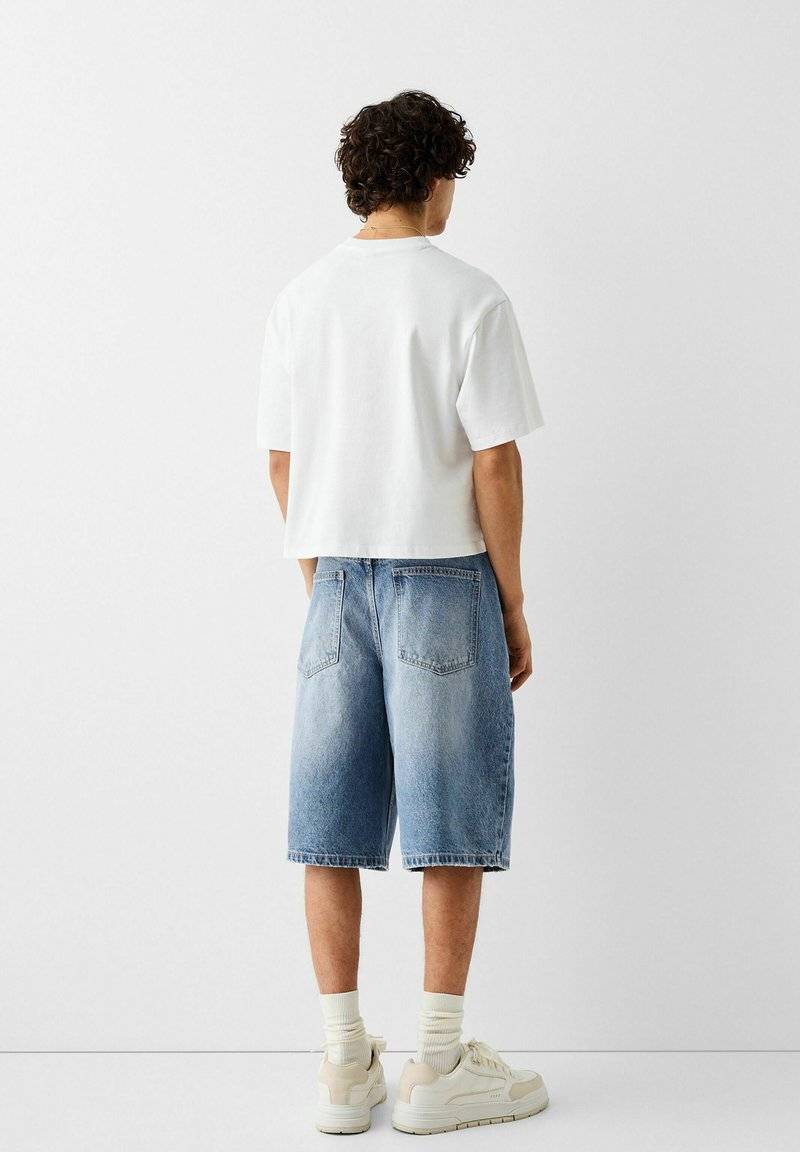 Bershka Bershka BAGGY BERMUDA - Denim shorts - lightblue denim Outlet