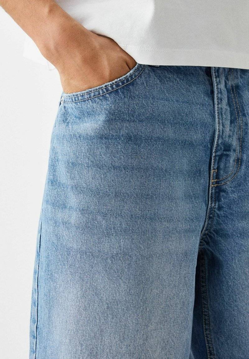 Bershka Bershka BAGGY BERMUDA - Denim shorts - lightblue denim Outlet