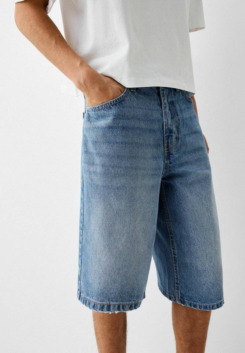 Bershka Bershka BAGGY BERMUDA - Denim shorts - lightblue denim Outlet