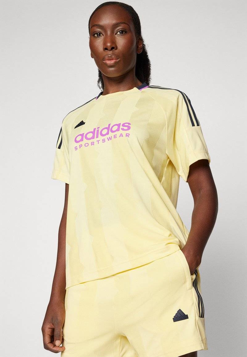 adidas Sportswear adidas Sportswear TIRO CUT STRIPES BOYFRIEND - Print T-shirt - almost yellow Versandkostenfrei