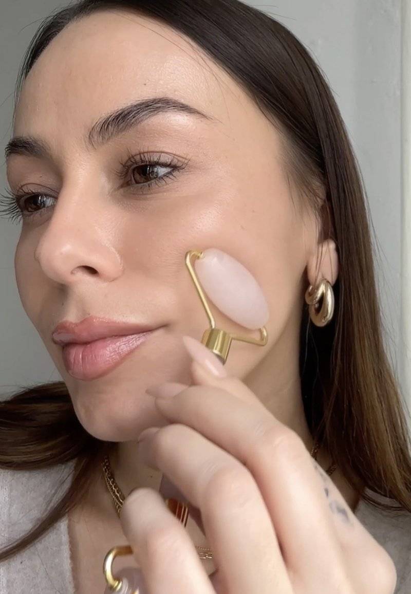 ARI ANWA Skincare ARI ANWA Skincare THE GLOW KIT ROSE – FACE YOGA SET: GUA SHA, ROSENQUARZ ROLLER & 3D MASSAGER - Skincare set - rosa Bis zu 60% Rabatt