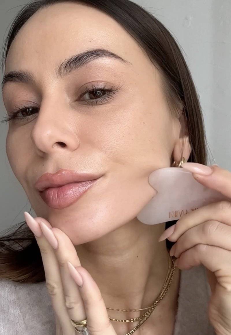 ARI ANWA Skincare ARI ANWA Skincare THE GLOW KIT ROSE – FACE YOGA SET: GUA SHA, ROSENQUARZ ROLLER & 3D MASSAGER - Skincare set - rosa Bis zu 60% Rabatt