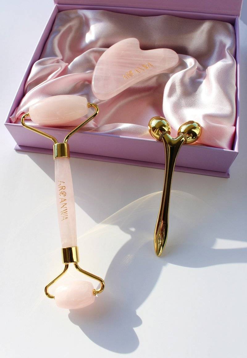 ARI ANWA Skincare ARI ANWA Skincare THE GLOW KIT ROSE – FACE YOGA SET: GUA SHA, ROSENQUARZ ROLLER & 3D MASSAGER - Skincare set - rosa Bis zu 60% Rabatt