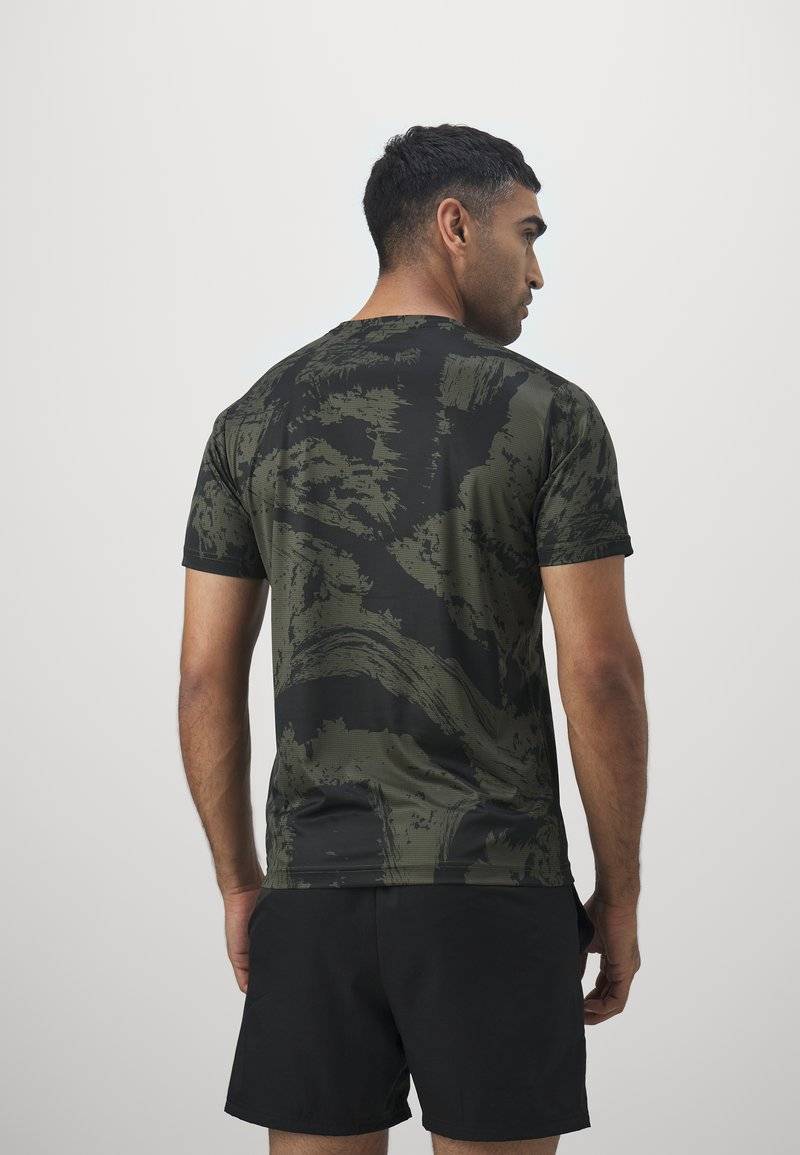 Puma Puma TRAIN ALL DAY TEE - Print T-shirt - dark olive Im Verkauf