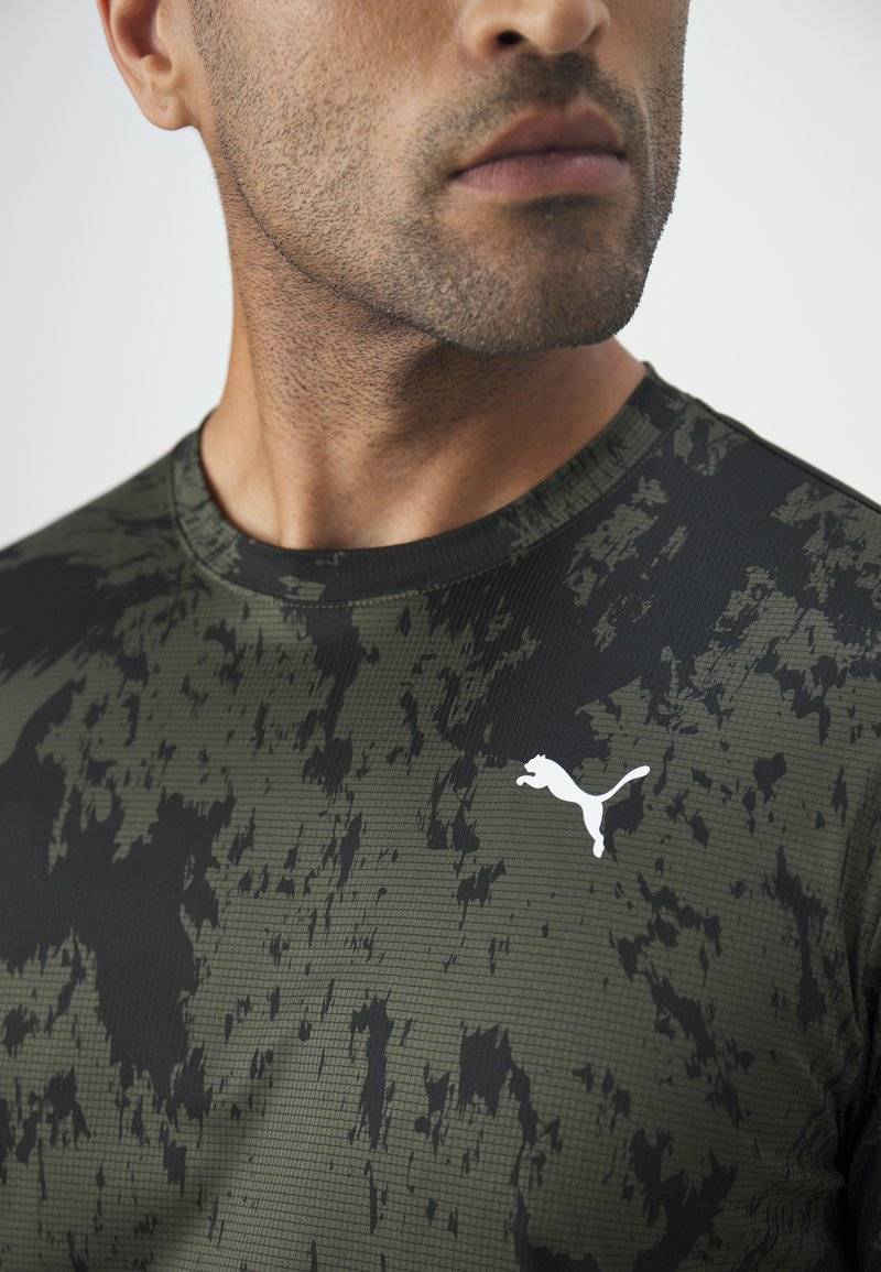 Puma Puma TRAIN ALL DAY TEE - Print T-shirt - dark olive Im Verkauf