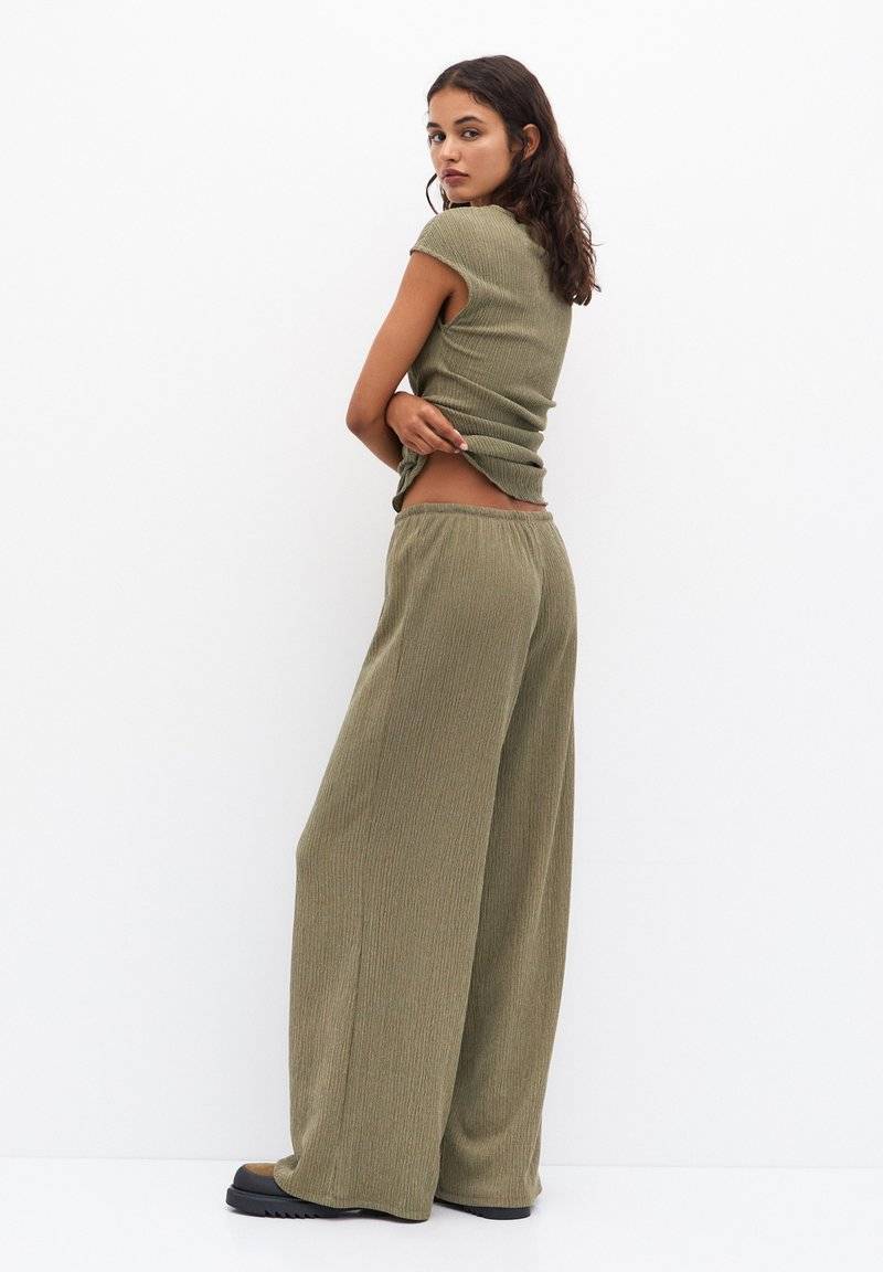 PULL&BEAR PULL&BEAR WIDE-LEG FLOWING - Trousers - khaki Fabrikpreis