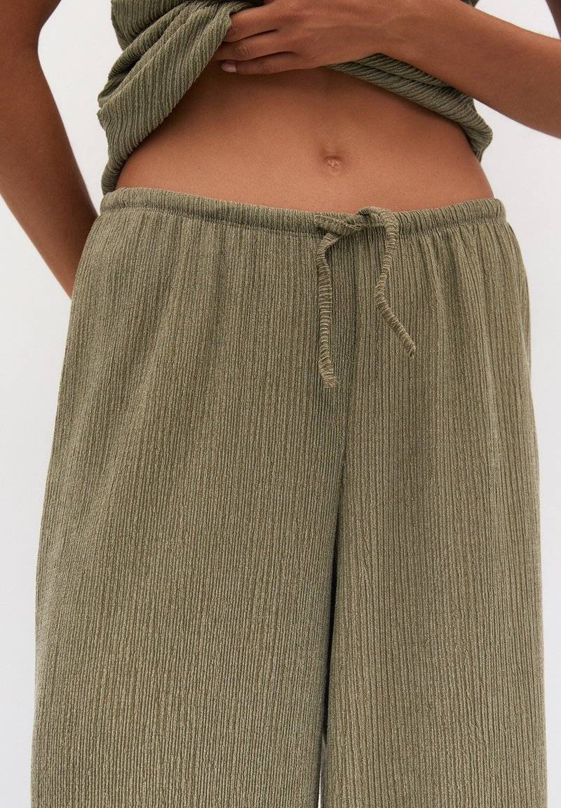 PULL&BEAR PULL&BEAR WIDE-LEG FLOWING - Trousers - khaki Fabrikpreis