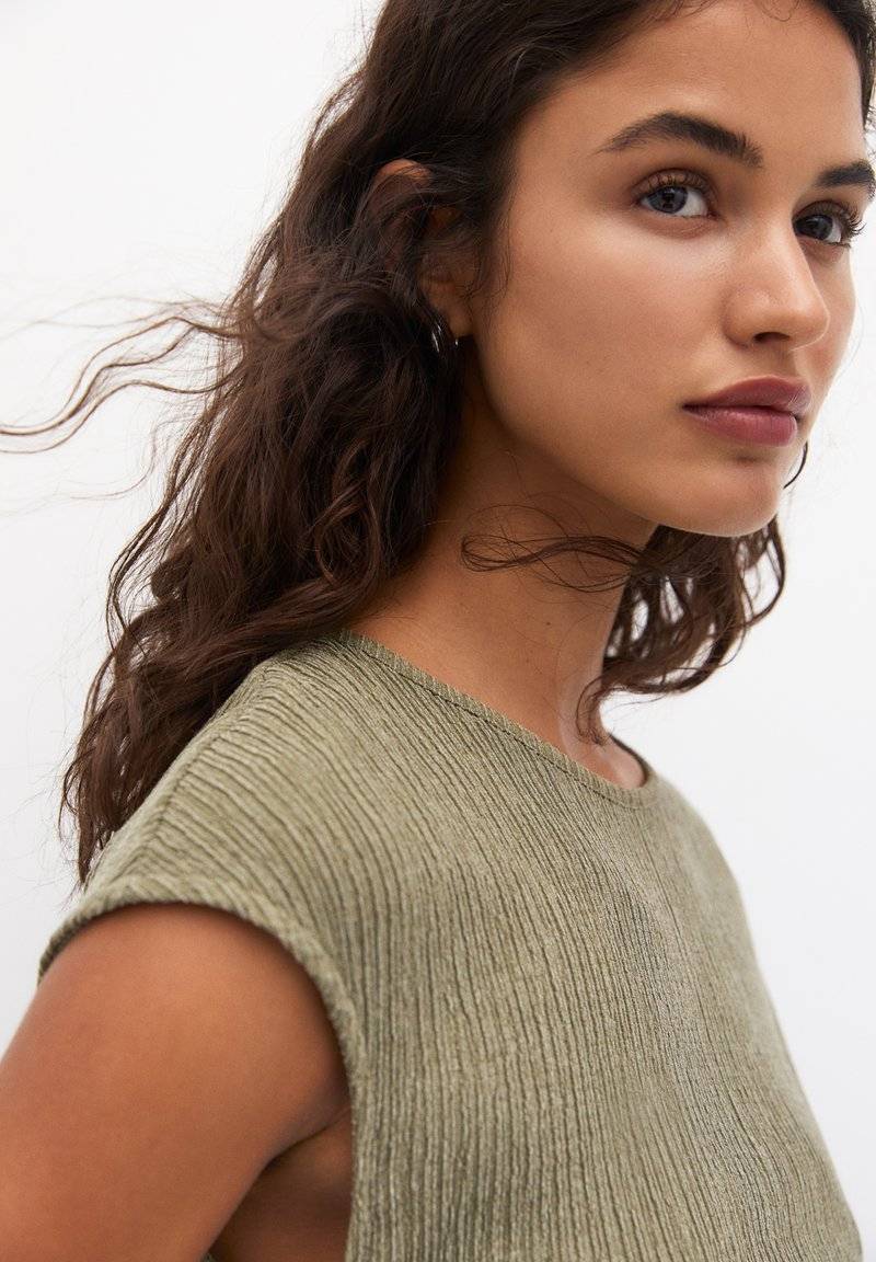 PULL&BEAR PULL&BEAR GATHERED SLEEVELESS - Blouse - khaki Cyber Monday