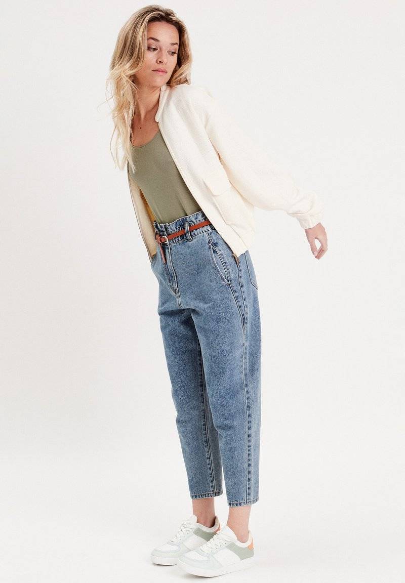 Cache Cache Cache Cache SLOUCHY-MIT GÜRTEL - Jeans Tapered Fit - denim stone Lagerräumung