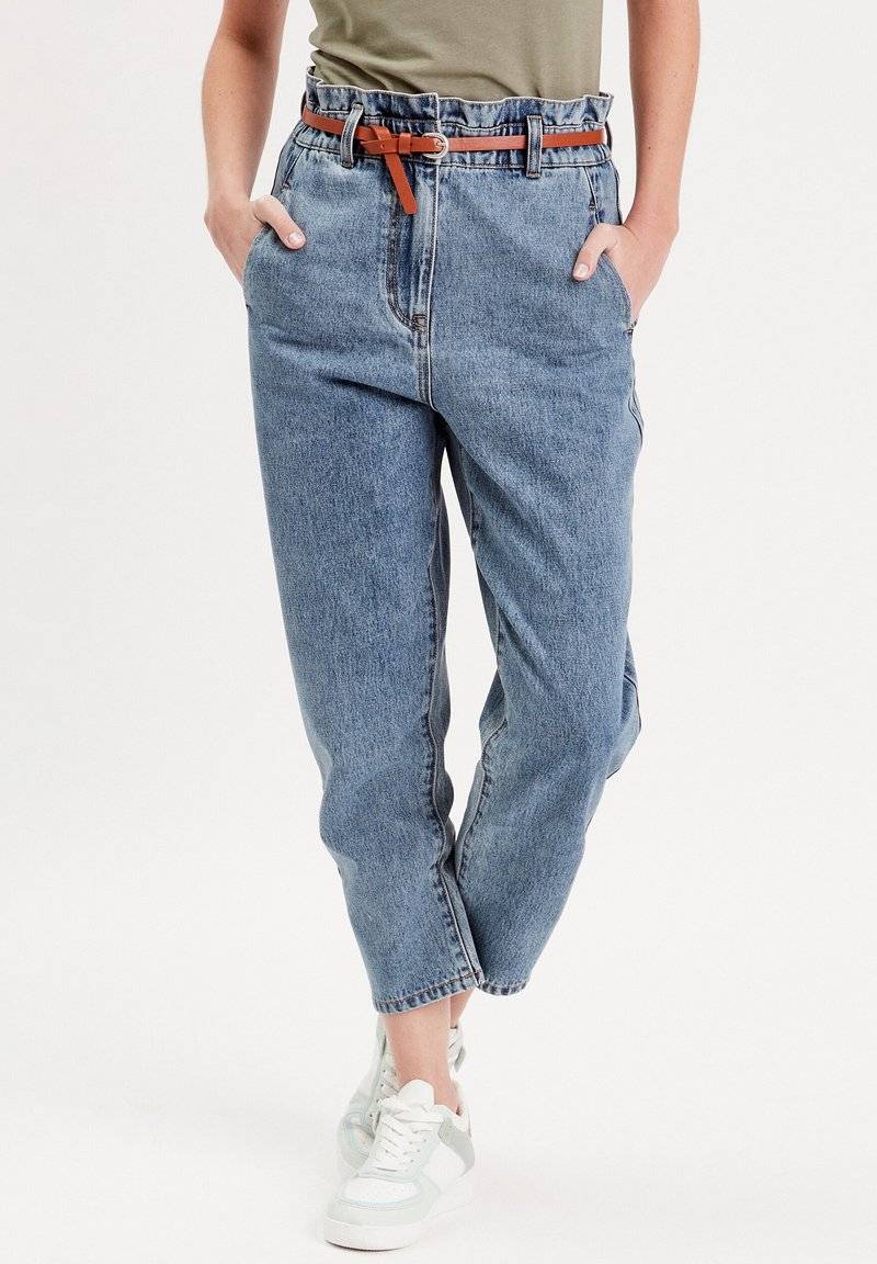Cache Cache Cache Cache SLOUCHY-MIT GÜRTEL - Jeans Tapered Fit - denim stone Lagerräumung