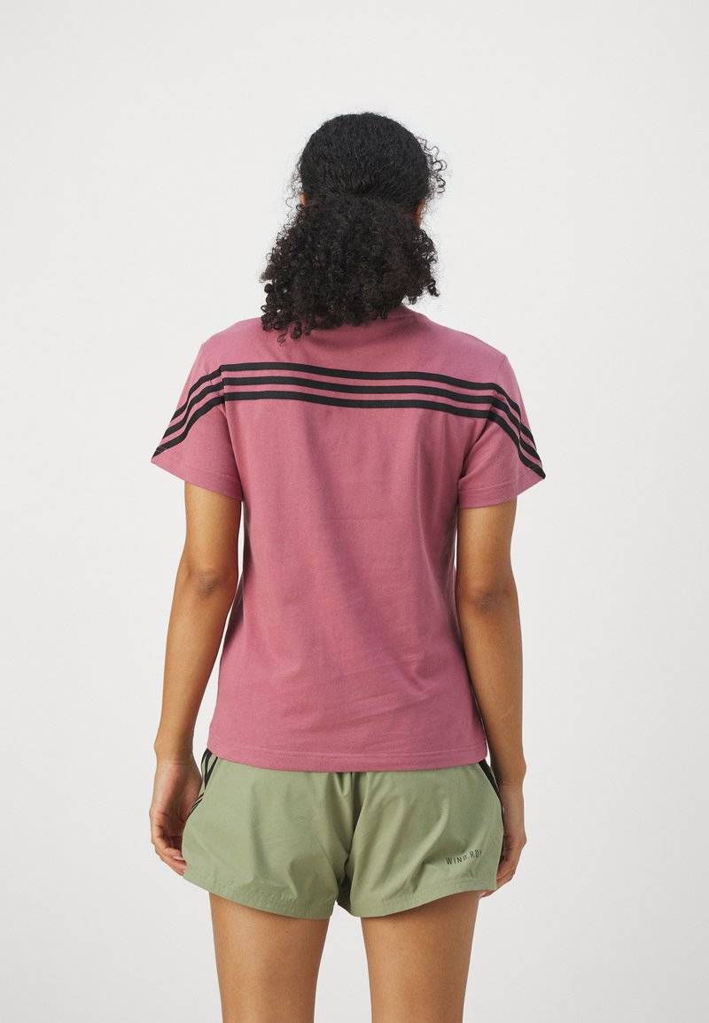 adidas Sportswear adidas Sportswear FUTURE ICONS THREE STRIPES - Print T-shirt - preloved crimson Sonderangebot der Fabrik