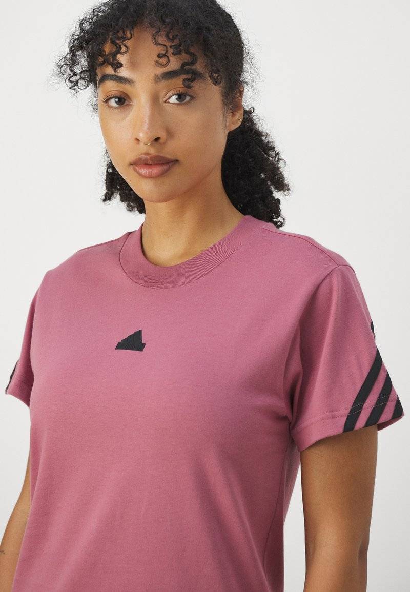 adidas Sportswear adidas Sportswear FUTURE ICONS THREE STRIPES - Print T-shirt - preloved crimson Sonderangebot der Fabrik