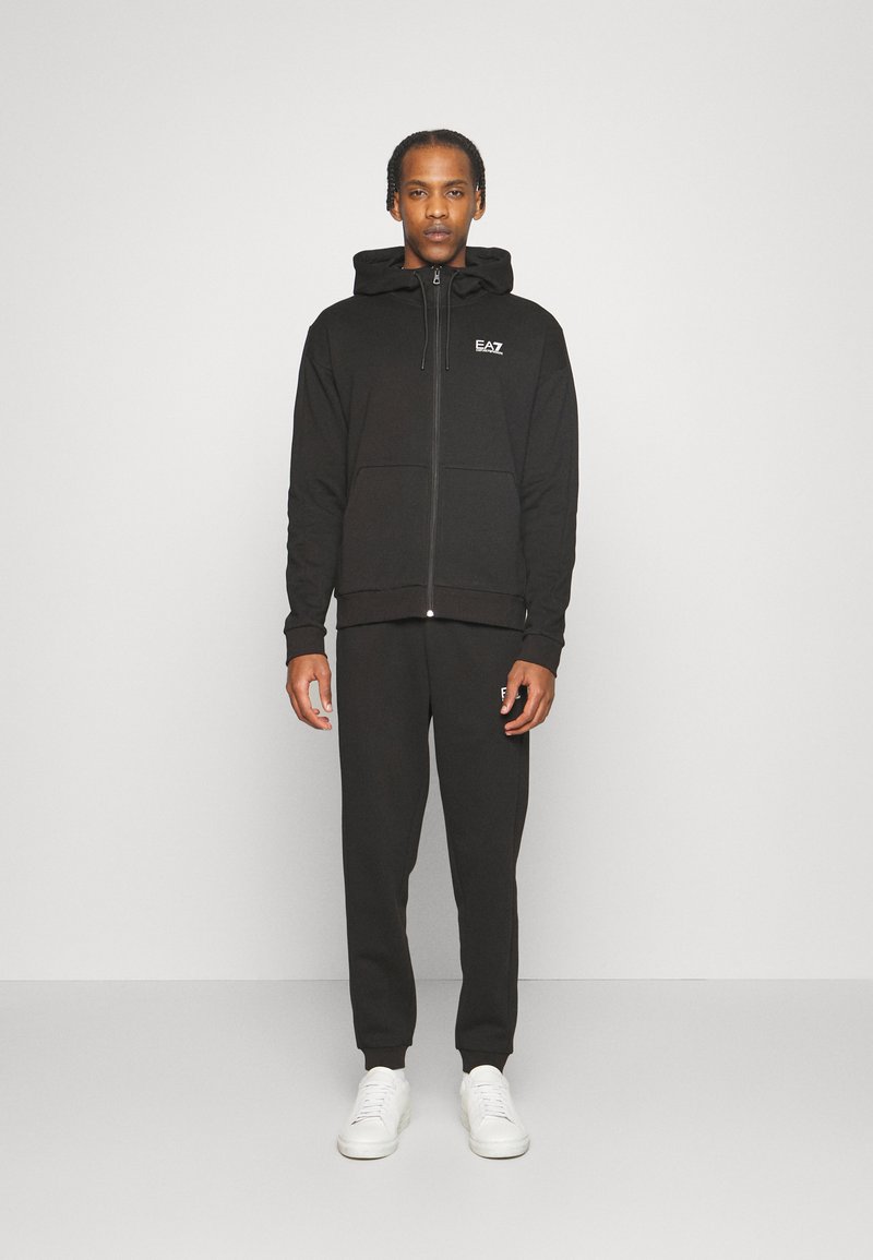 EA7 Emporio Armani EA7 Emporio Armani TRACKSUIT - Tracksuit - nero 50% Rabatt mit kostenlosem Versand