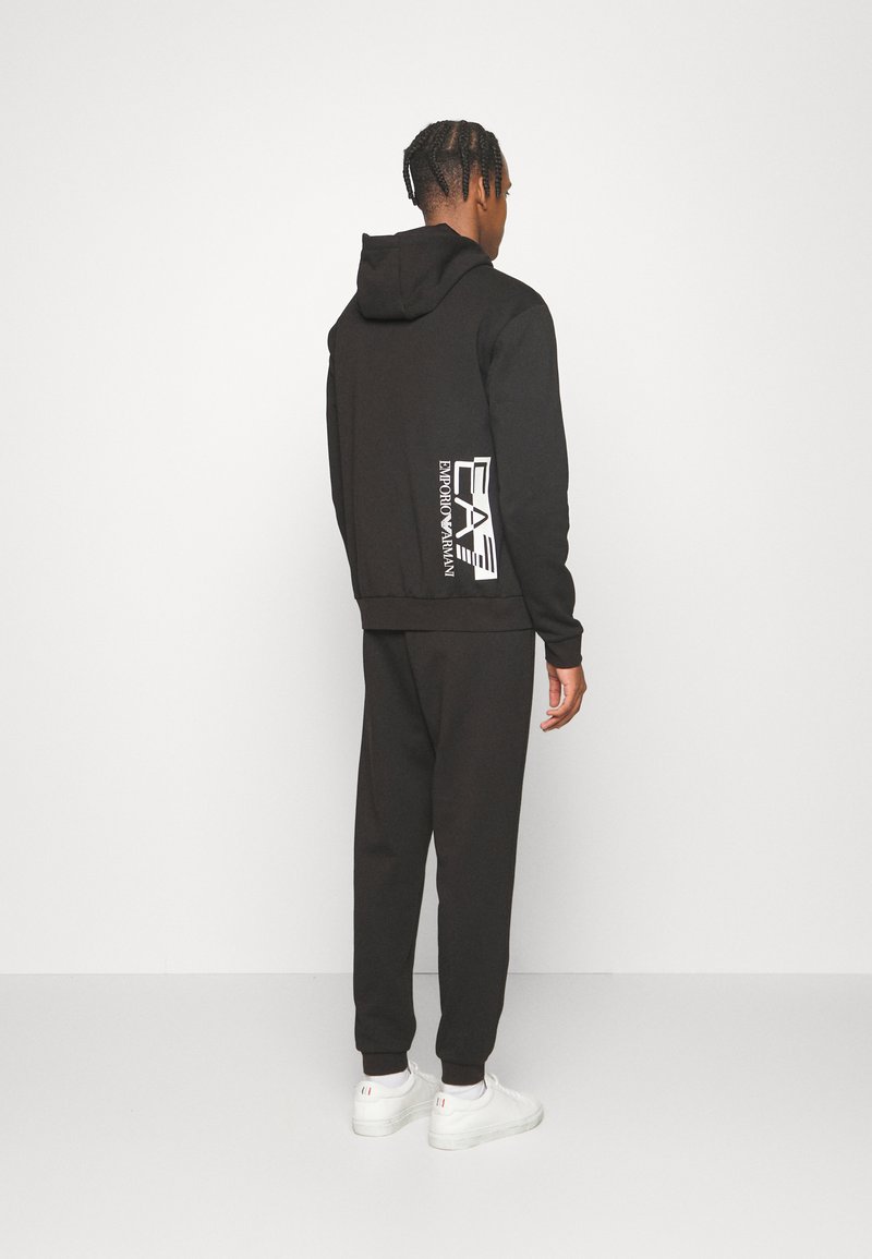 EA7 Emporio Armani EA7 Emporio Armani TRACKSUIT - Tracksuit - nero 50% Rabatt mit kostenlosem Versand