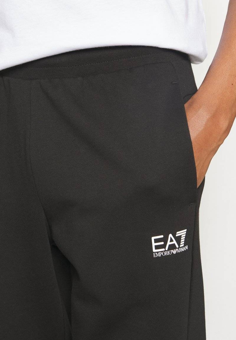 EA7 Emporio Armani EA7 Emporio Armani TRACKSUIT - Tracksuit - nero 50% Rabatt mit kostenlosem Versand