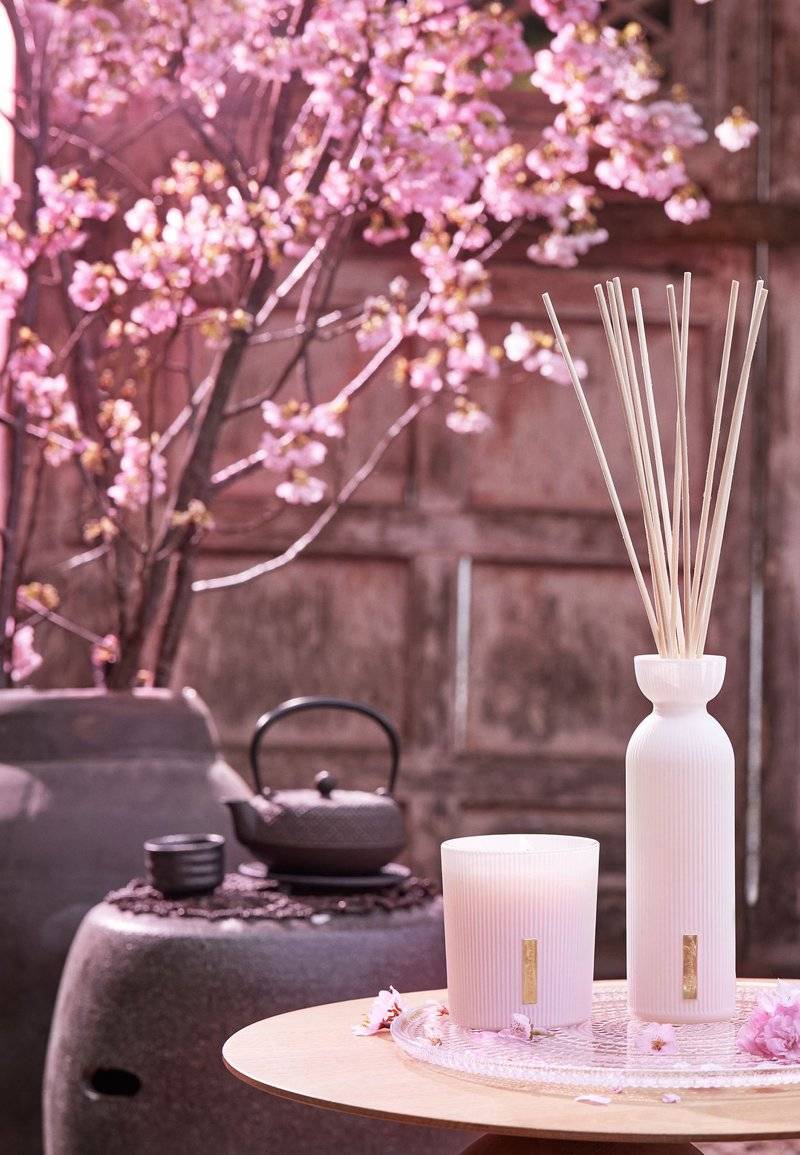 Rituals Rituals SCENTED CANDLE THE RITUAL OF SAKURA - FLORAL - CHERRY BLOSSOM & RICE MILK - Scented candle Wochenangebot
