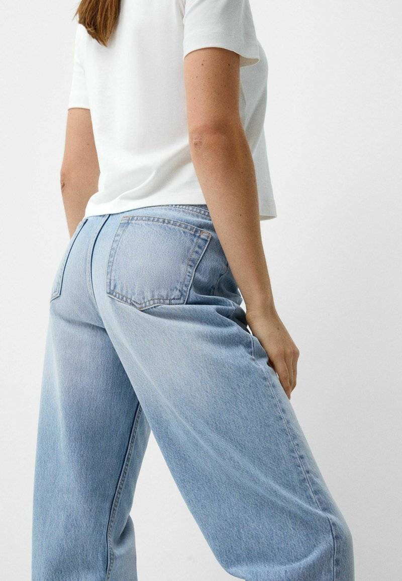 Bershka Bershka MOM - Straight leg jeans Zeitlich begrenztes Angebot