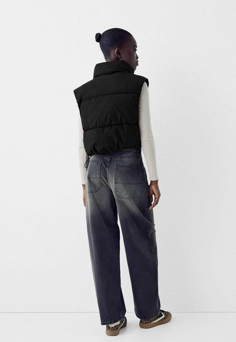 Bershka Bershka CROPPED PUFFER - Waistcoat - black denim Günstiger Verkauf