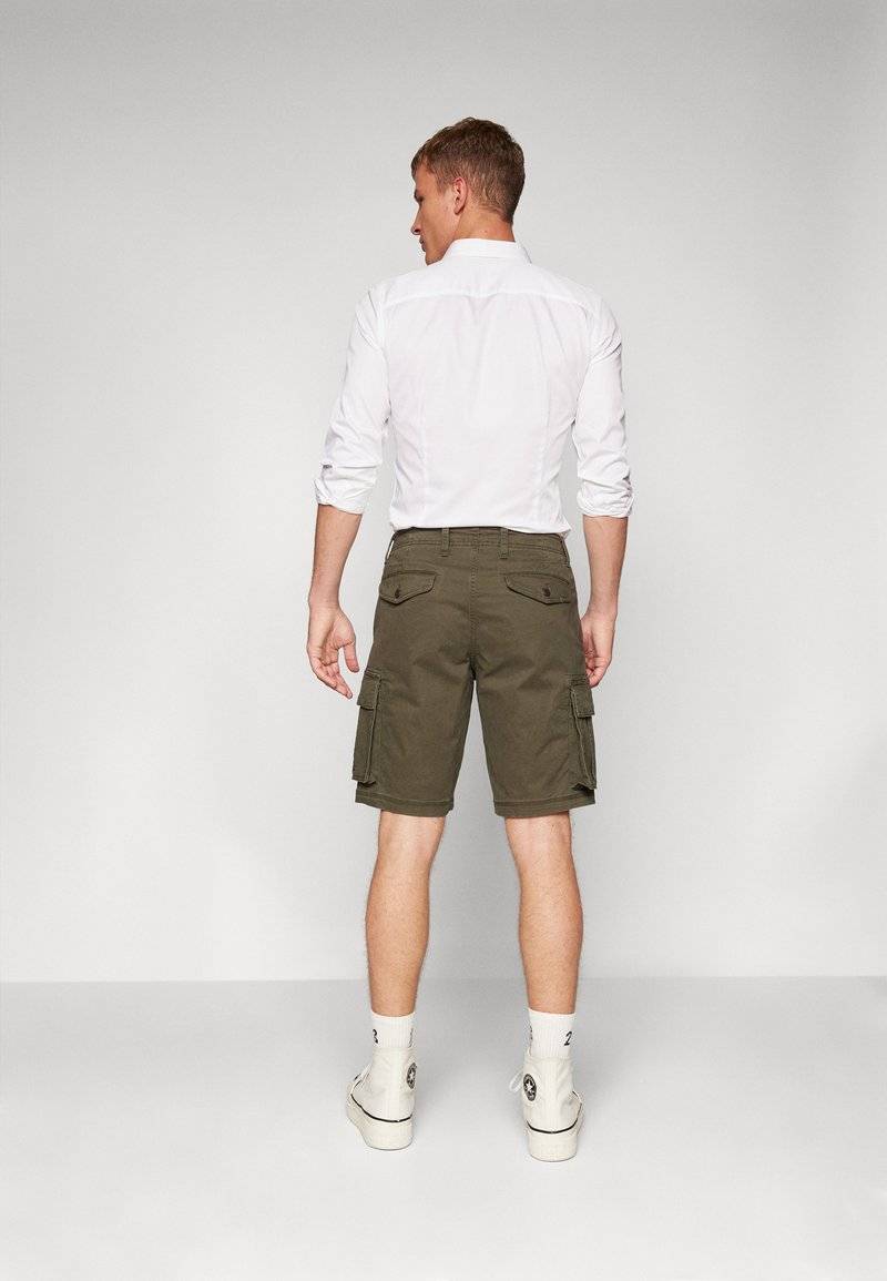 GAP GAP CARGO - Shorts - black moss Blitzverkäufe