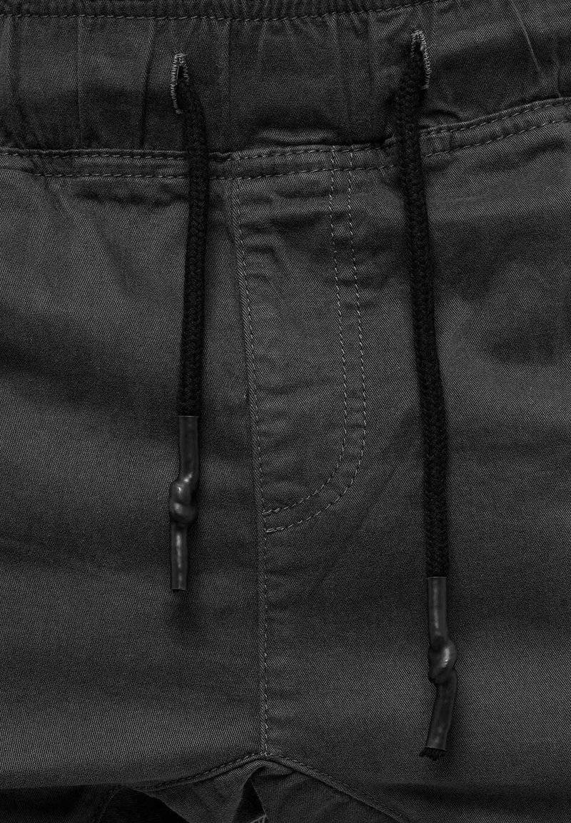 Tazzio Tazzio Cargo trousers - anthrazit Speichern exportieren