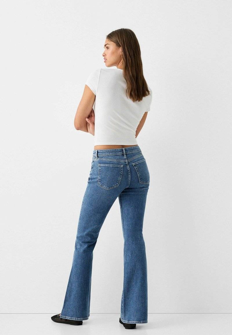 Bershka Bershka Flared Jeans - light blue denim 50% Rabatt für begrenzte Zeit