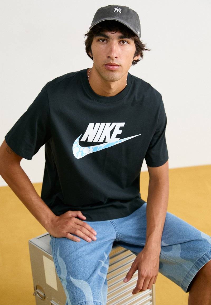 Nike Sportswear Nike Sportswear TEE FUTURA - Print T-shirt - black Fabrik Onlineshop
