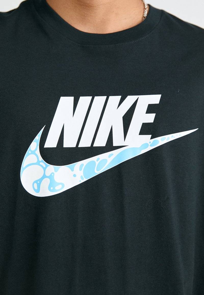 Nike Sportswear Nike Sportswear TEE FUTURA - Print T-shirt - black Fabrik Onlineshop