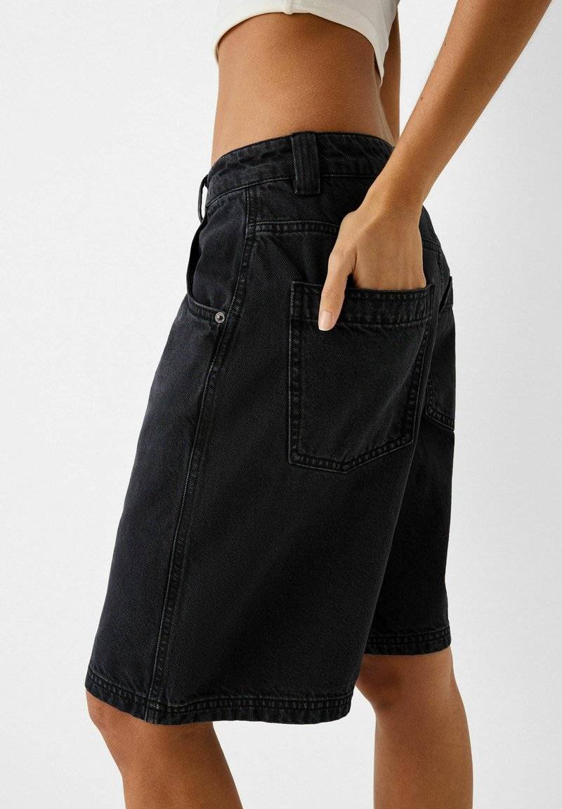Bershka Bershka BERMUDA - Denim shorts - black Sonderangebot