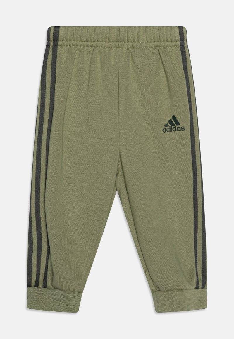 adidas Performance adidas Performance ESSENTIALS ALLOVER PRINTED - Tracksuit - tent green Vatertagsangebot