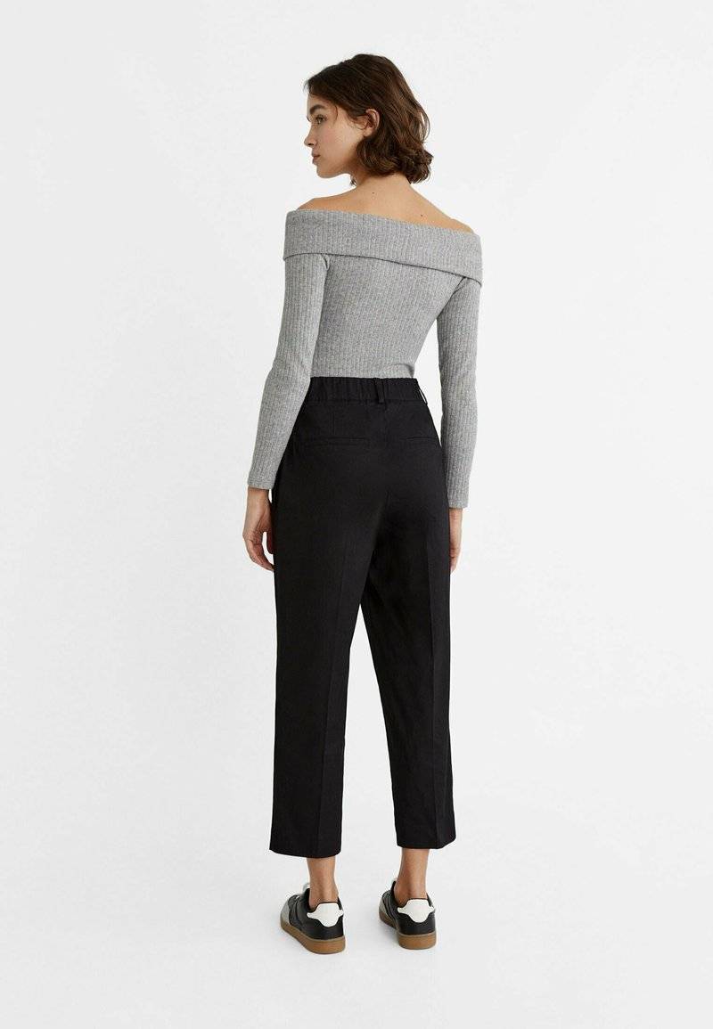 Stradivarius Stradivarius CARROT WITH DARTS DETAIL - Trousers - black Schlussverkauf