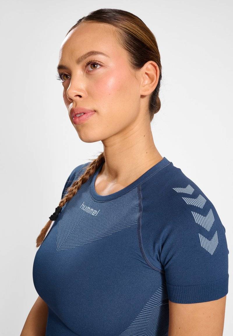 Hummel Hummel FIRST SEAMLESS - Sports T-shirt - vintage indigo 50% Rabatt mit kostenlosem Versand