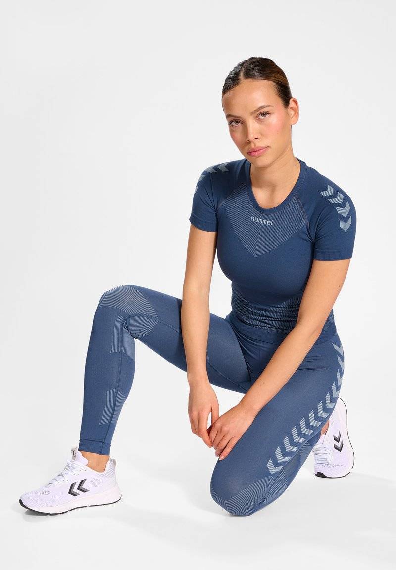 Hummel Hummel FIRST SEAMLESS - Sports T-shirt - vintage indigo 50% Rabatt mit kostenlosem Versand