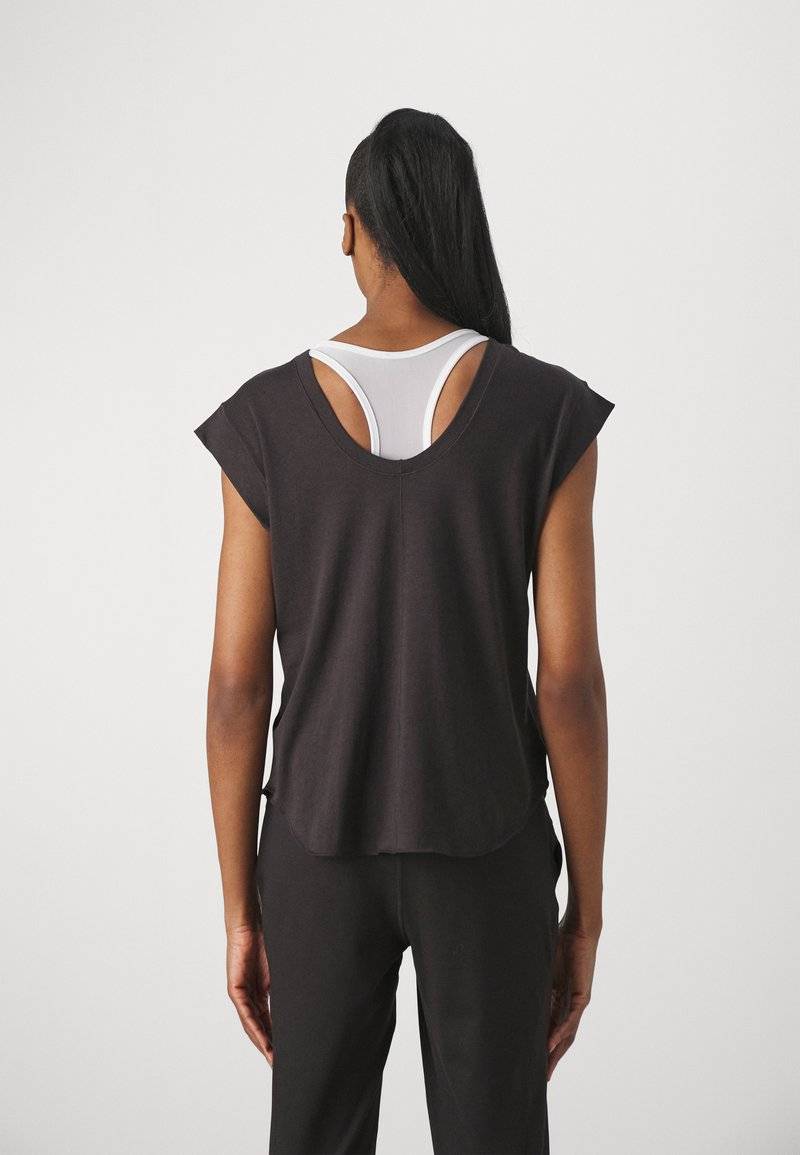 Puma Puma STUDIO FOUNDATIONS TEE - Sports T-shirt - black Speichern exportieren
