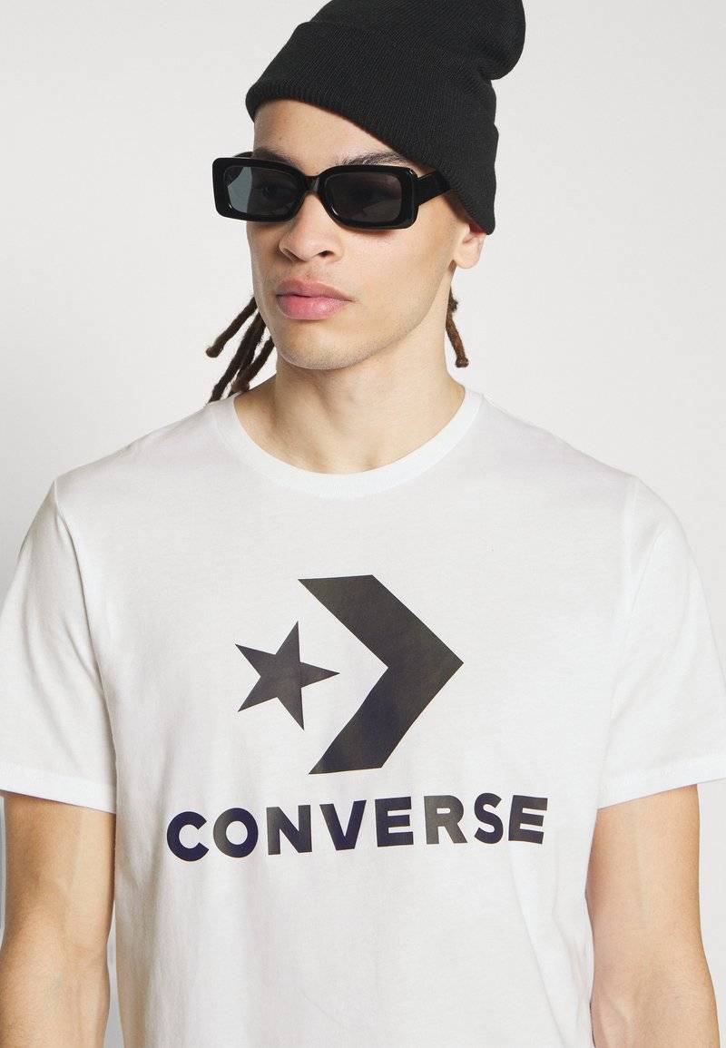 Converse Converse GO TO STAR CHEVRON TEE UNISEX - Print T-shirt - white Begrenzte Freigabe