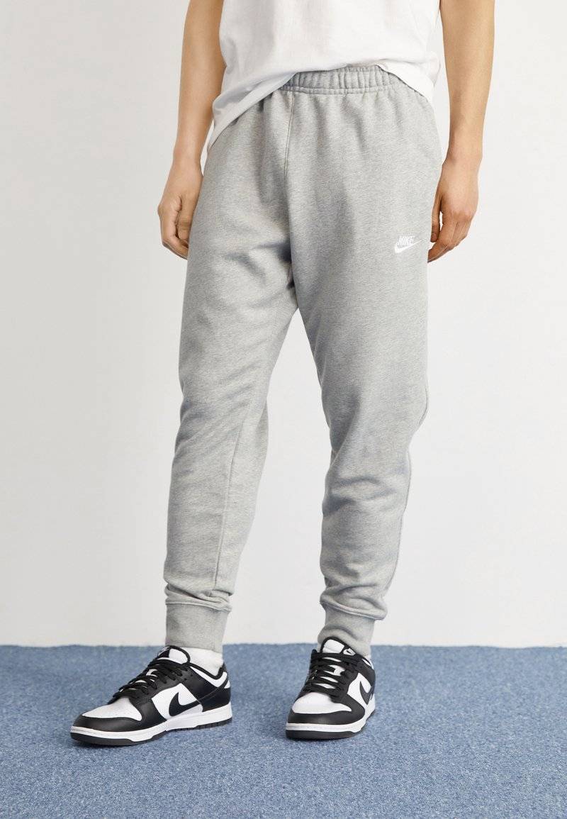 Nike Sportswear Nike Sportswear CLUB JGGR FT - Tracksuit bottoms Vierteljährliche Förderung