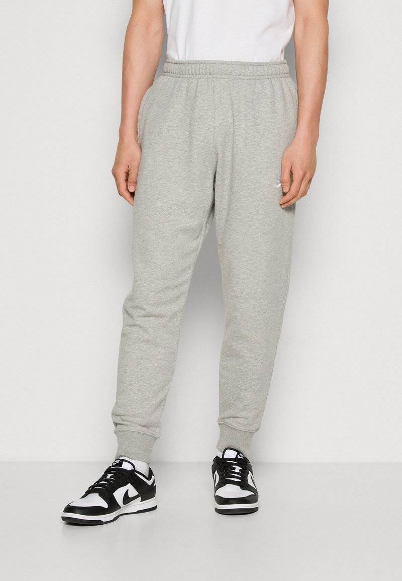 Nike Sportswear Nike Sportswear CLUB JGGR FT - Tracksuit bottoms Vierteljährliche Förderung