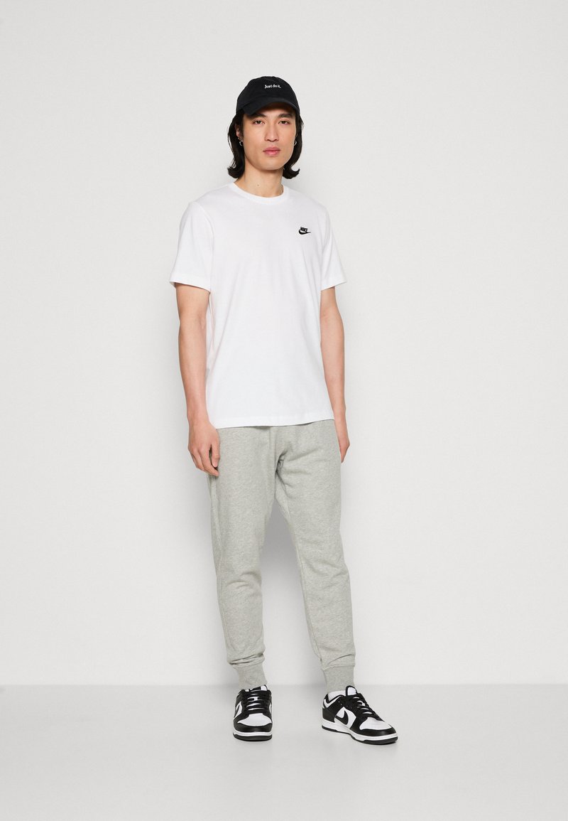 Nike Sportswear Nike Sportswear CLUB JGGR FT - Tracksuit bottoms Vierteljährliche Förderung