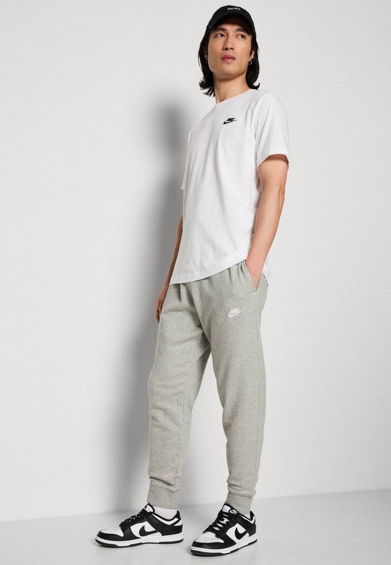 Nike Sportswear Nike Sportswear CLUB JGGR FT - Tracksuit bottoms Vierteljährliche Förderung