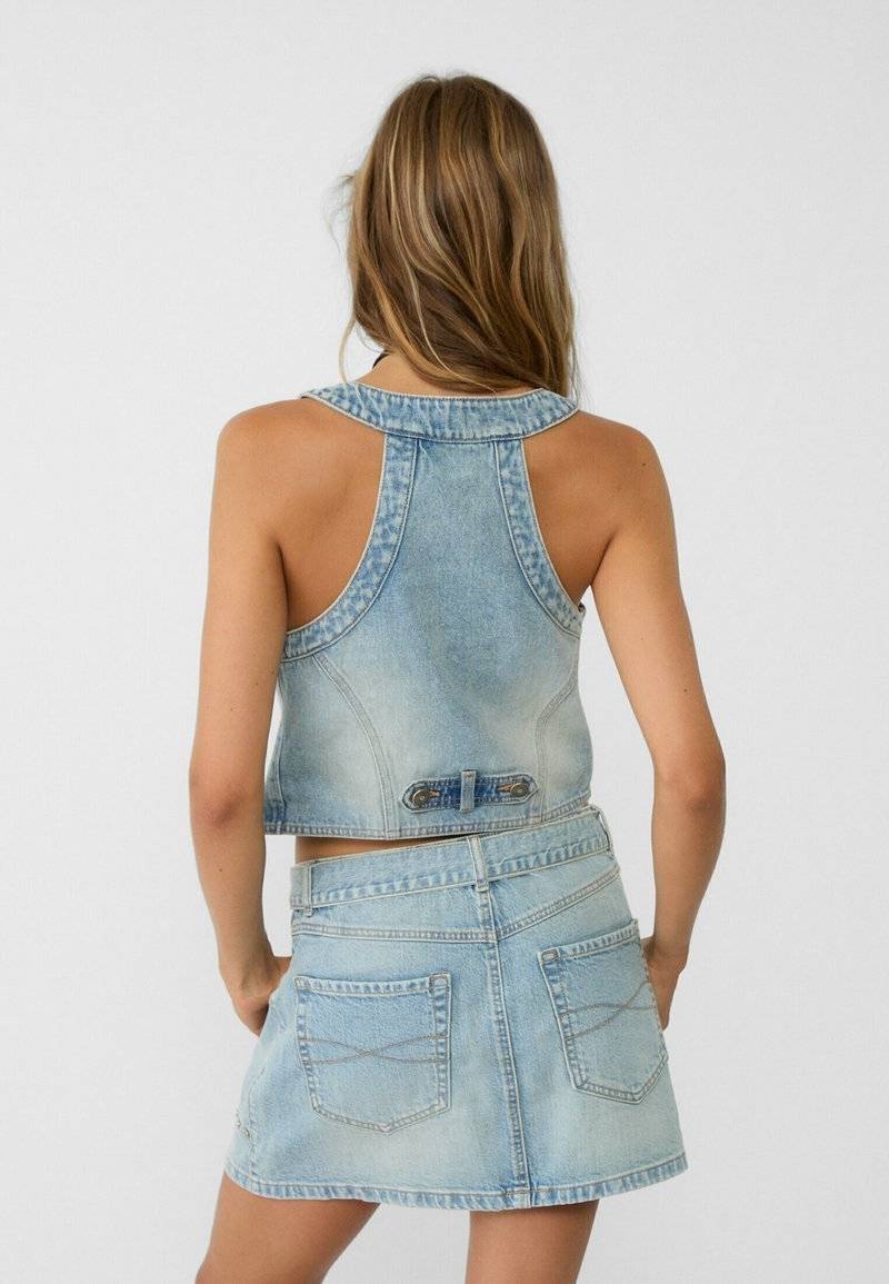 Stradivarius Stradivarius STUDDED - Waistcoat - laser denim Kostenlose Rückgabe