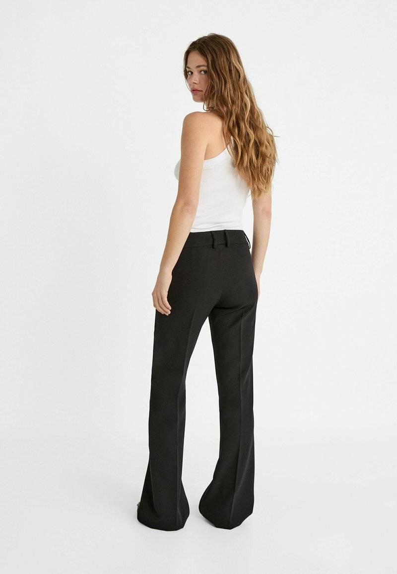 Stradivarius Stradivarius TAILORED FLARED - Trousers - black Neueste Stile
