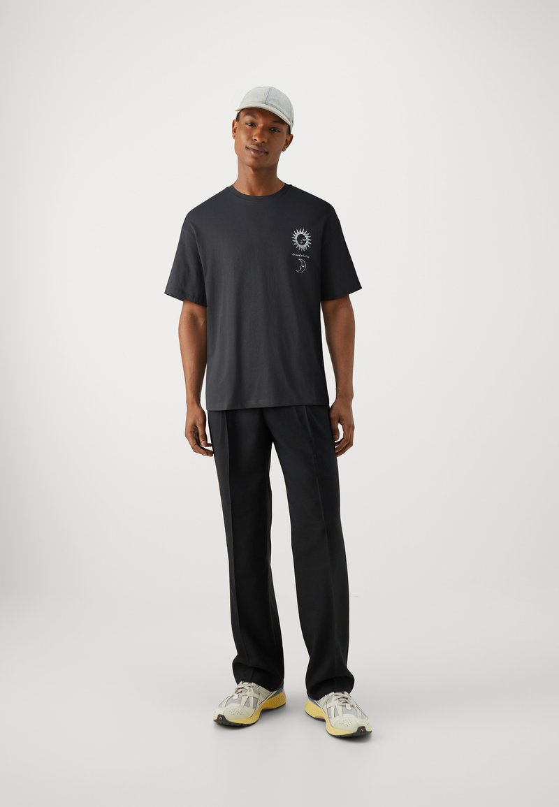 Jack & Jones Jack & Jones JORSOLEIL TEE CREW NECK UNISEX - Print T-shirt - black Discount Store für neue Produkte