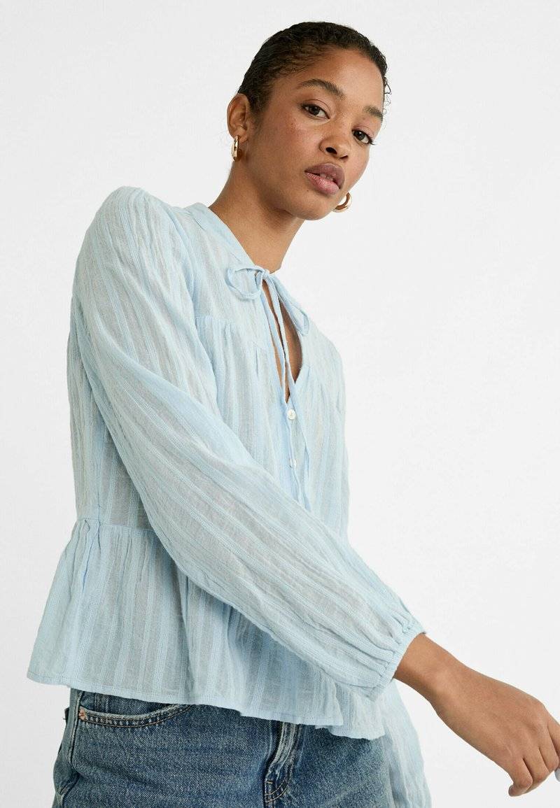 Stradivarius Stradivarius FLOWING BOHO - Blouse - light blue Clearance-Verkauf